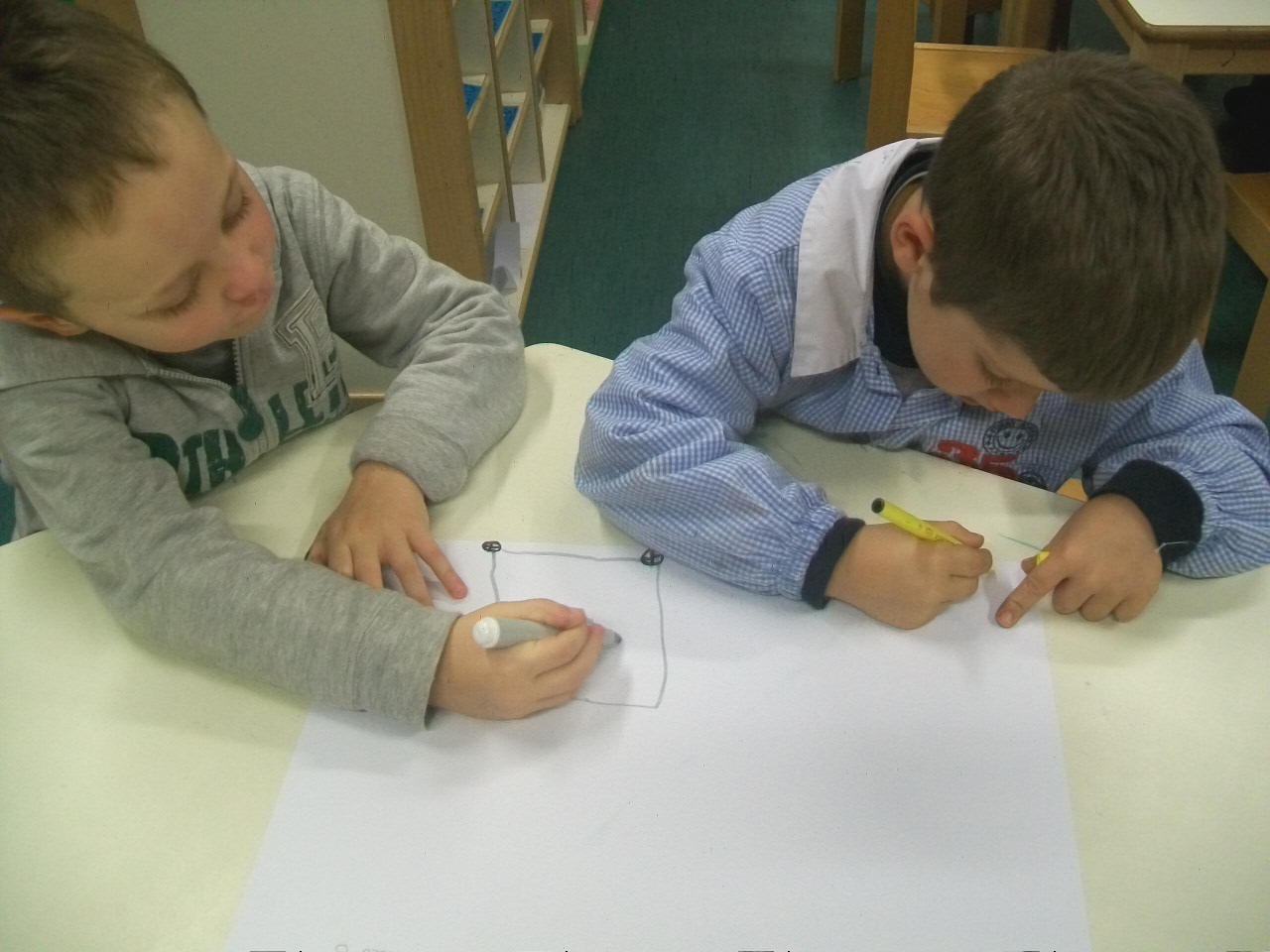 foto dei due bambini che disegniano la loro storia inventata