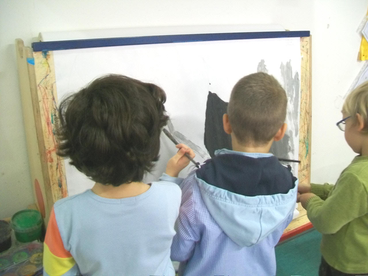 bambini che pitturano sul cartellone i colori e le forme della disperazione