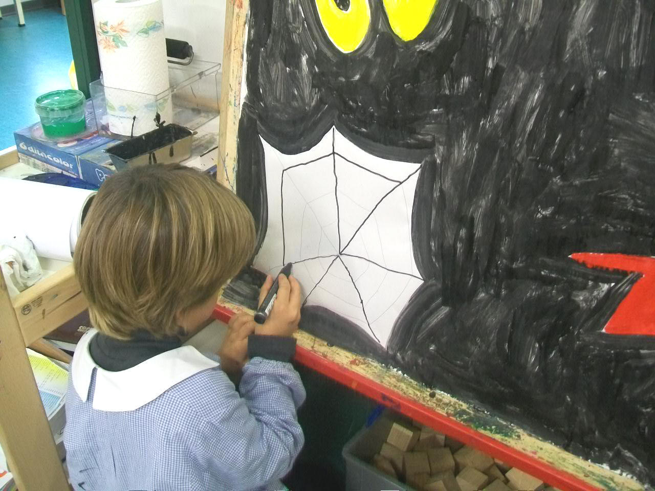 bambini mentre dipingono il cartellone con i colori e le forme della paura