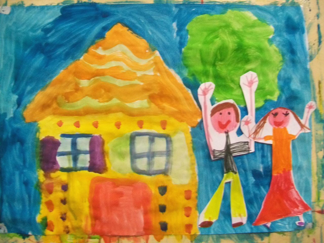pittura in sequenza della storia di Hansel e Gretel realizzata da gruppi di bambini