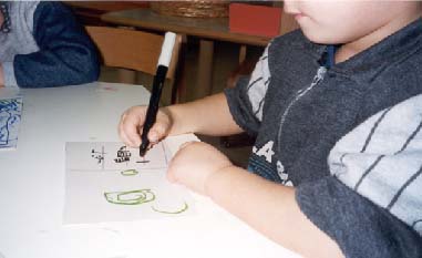 foto: bambino che prova a scrivere