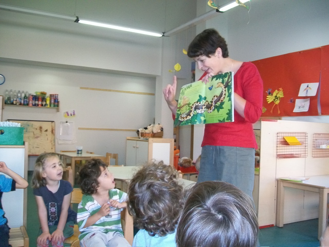 foto dell'insegnante che legge la storia  ai bambini
