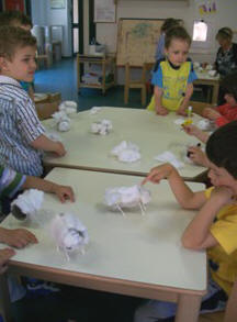 foto dei bambini hce costruiscono la pecorella