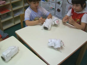 foto dei bambini hce costruiscono la pecorella