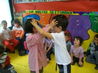 foto di bambini che toccano la parte del corpo detto dall'insegnante in inglese