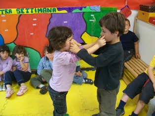 foto di bambini che toccano la parte del corpo detto dall'insegnante in inglese