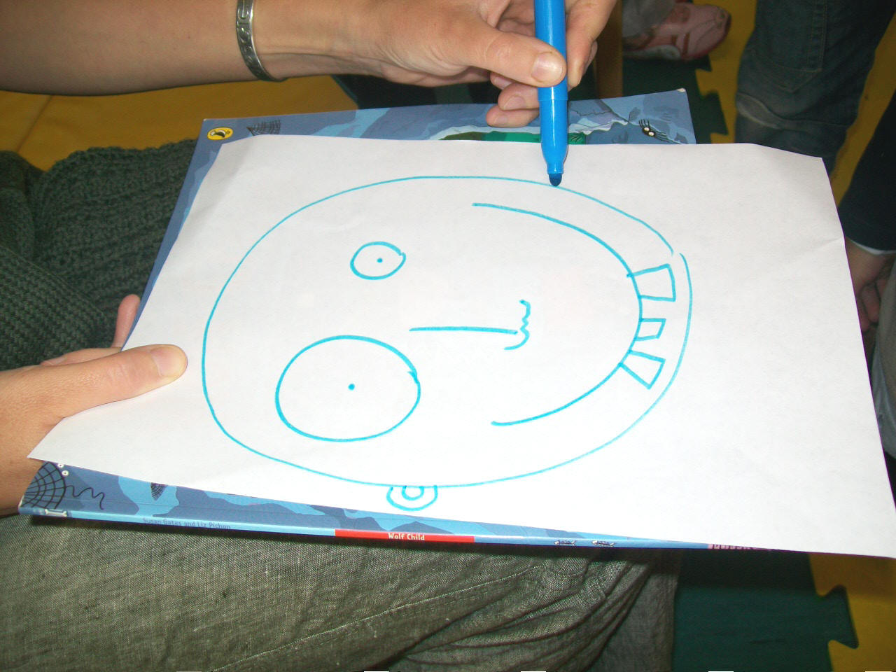 foto dell'insegnante che disegna una faccia "buffa"