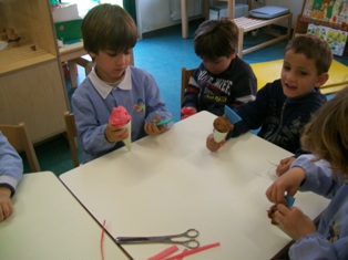 bambini che stanno costruendo il gelato