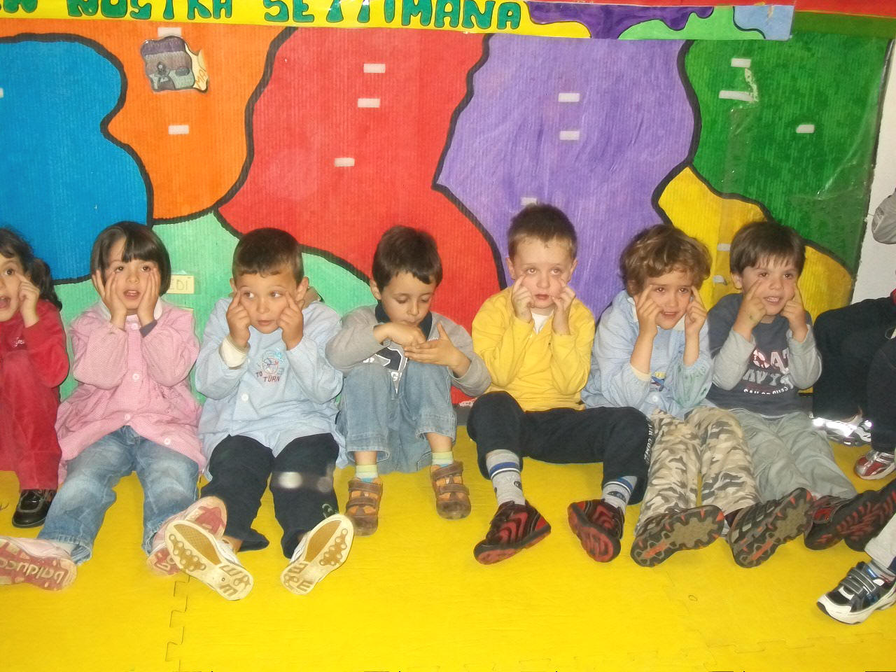 foto dei bambini che mimano la canzoncina  animata