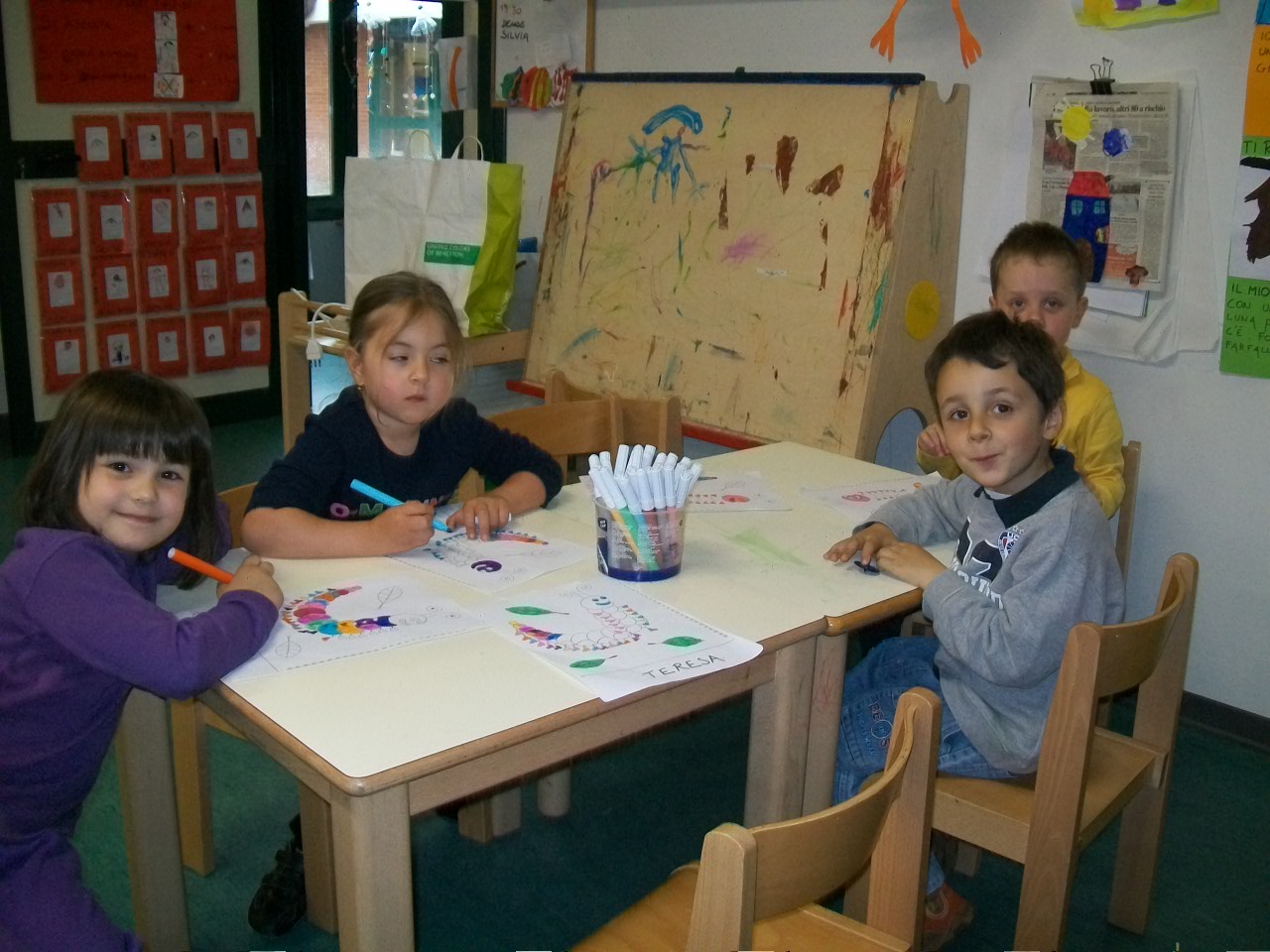 foto dei bambini che colorano il bruco