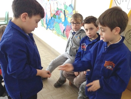 foto bambino che dona la ghianda