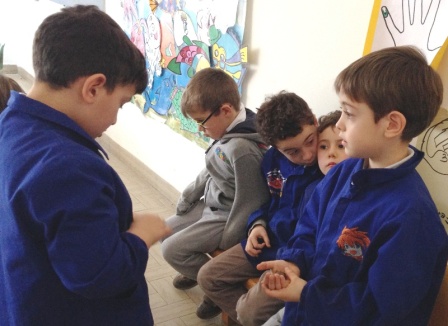 foto bambino che dona la ghianda