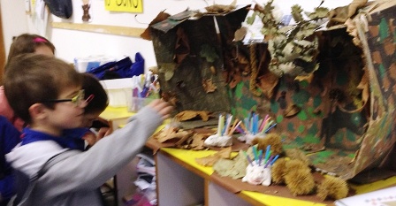 bambini posizionano i ricci nella tana