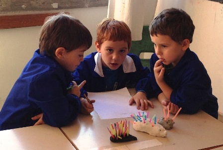 bambini discutono in gruppo
