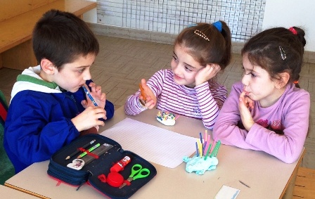 bambini discutono in gruppo