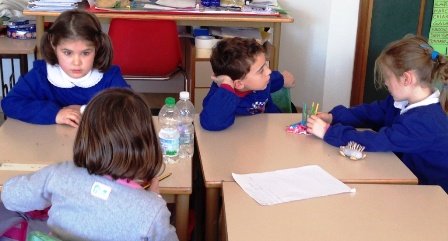 bambini discutono in gruppo