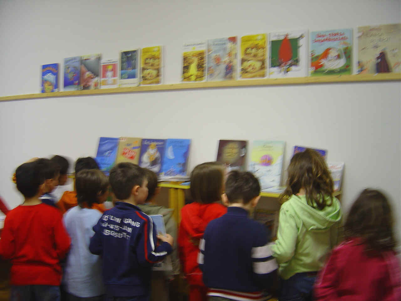 foto dei bambini che scelgono i libri