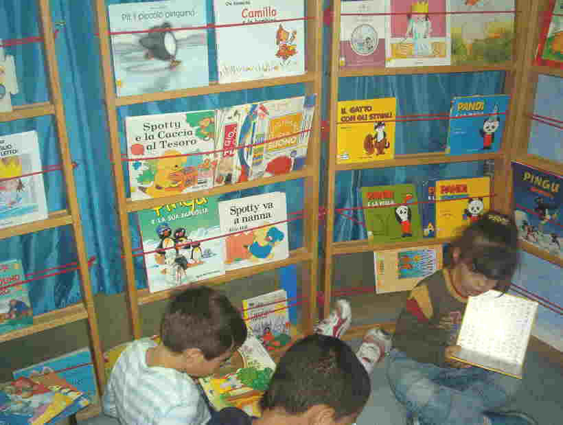 foto dei bambini in biblioteca