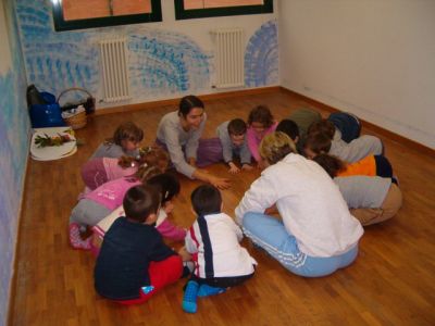 foto di bambini che toccano il pavimento con le mani