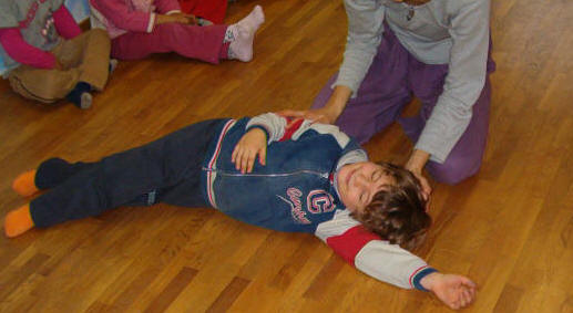 foto di un bambino che rotola sul pavimento