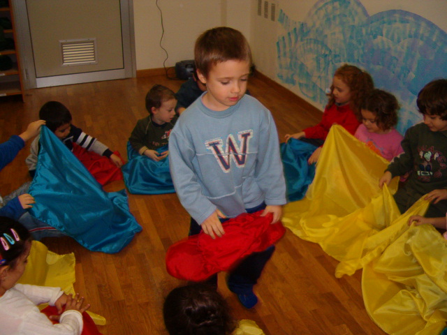 bambini con stoffe colorate in mano