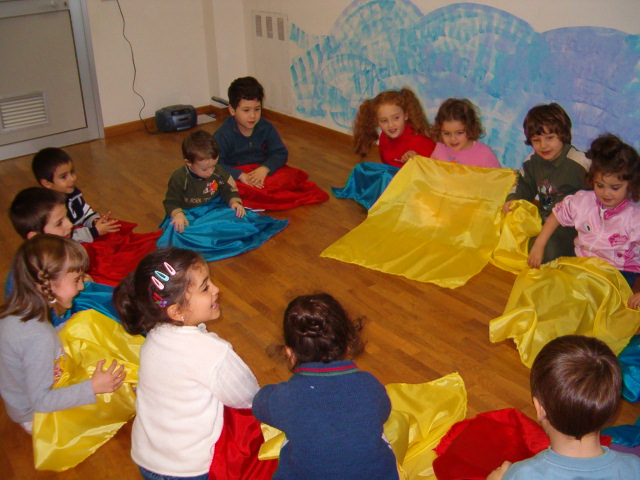 bambini con stoffe colorate in mano