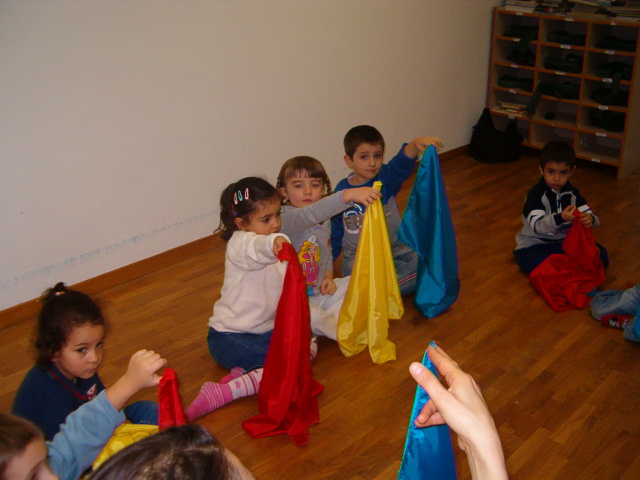 bambini con i foulard colorati in mano