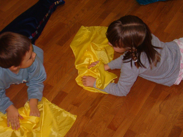 bambini a terra con i foular gialli