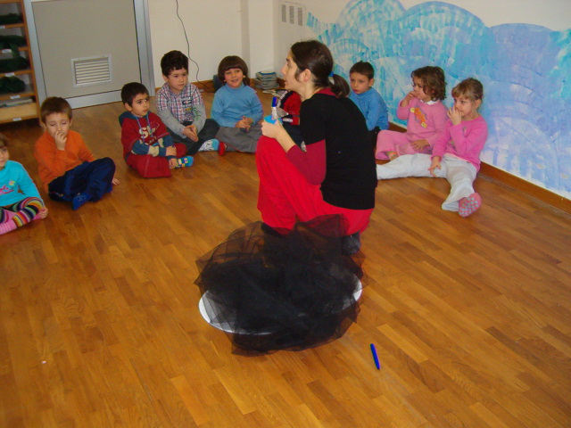 bambini seduti in cerchio