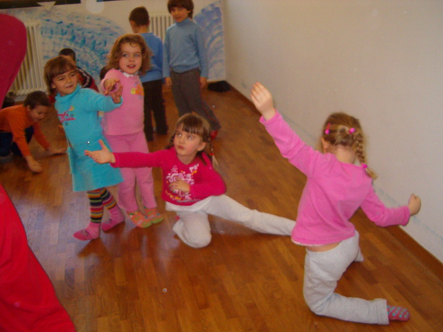 bambini che ballano secondo i gusti assaggiati