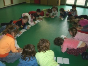 bambini in cerchio scrivono