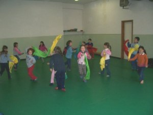 bambini ballano con foulard