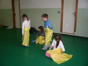 bambini in "casa" gialla