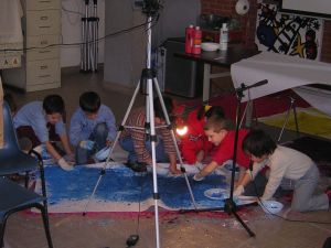 i bambini dipingono ripresi dalla telecamera