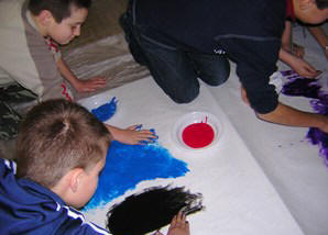 foto: i ragazzi dipingono seguendo la musica
