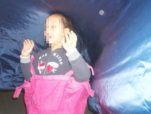 foto di bambini che imitano la notte con l'uso di grandi teli blu