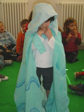 foto di una bambina che indossa il mantello che raffigura l'acqua