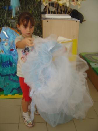 foto di una bambina che indossa il mantello dell'aria