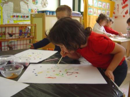 bambini che disegnano soffiando sul colore con una cannuccia