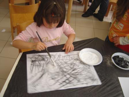foto di bambini che disegnano con il carbone