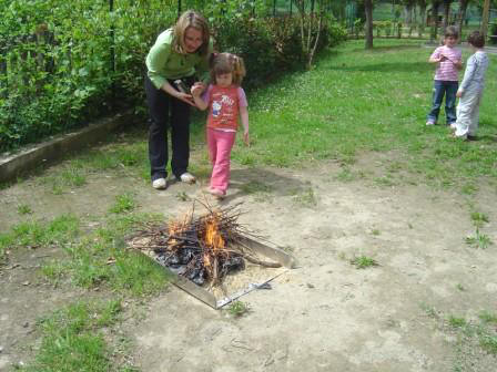 foto dell'esperienza di accendere un piccolo fuoco in giardino