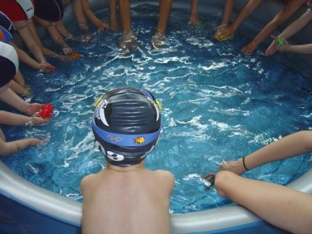 foto di bambini in piscina