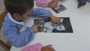 foto di bambini che osservano bene l'immagine del bambino ad occhi chiusi