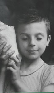 foto di un'immagine di un bambino ad occhi chiusi