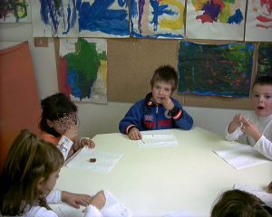 foto di bambini che mangiano pane  e marmellata