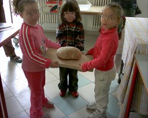 foto dei bambini che portano in classe il pane