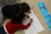 Bambini che stanno disegnando