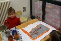 Foto dei bambini che disegnano la rielaborazione dell'uscita