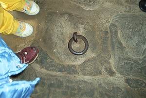 Foto di un grande anello di ferro nel pavimento della Torre