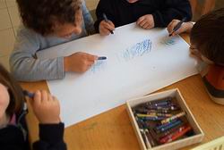 Foto di un gruppo di bambini che sta disegnando
